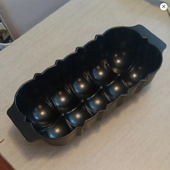 Nordic Ware bundt cake loaf pan - Picture 1 of 7